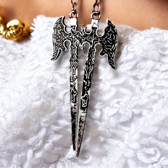 Stylish silver toned axe earrings with detailed design. Perfect for a DND player - Picture 4 of 15